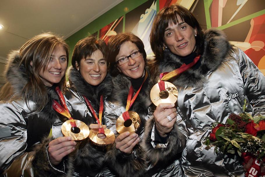 La medaglia di bronzo nella 4 x 5 sci di fondo femminile vinta dalle atlete Arianna Follis, Gabriella Paruzzi, Antonella Confortola, Sabina Valbusa (LaPresse)